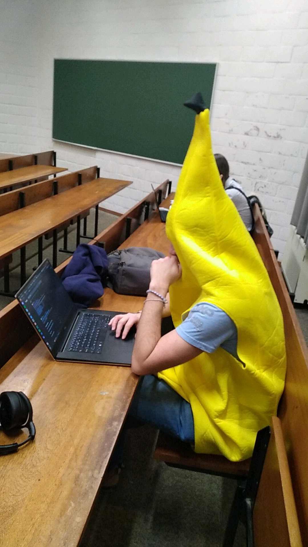 Un étudiant passe son examen déguisé en banane.