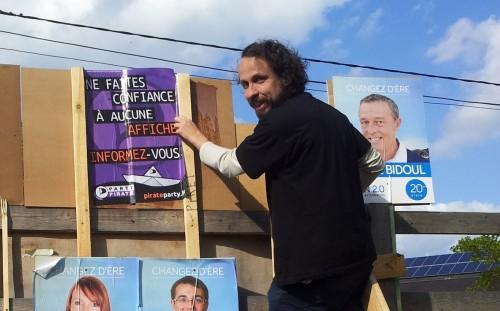 Colleur d'affiche pirate
