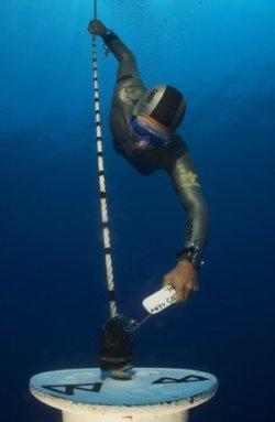 Carlos Coste prend le tag lors d'un record du monde