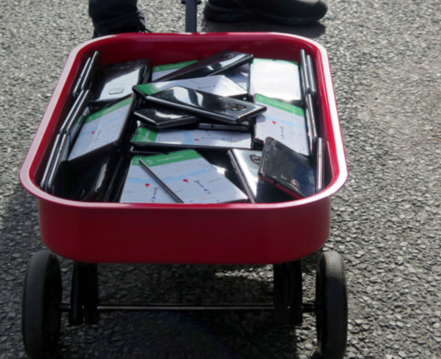 99 smartphones dans un bac à roulette: c’est tout ce que nous sommes pour Google