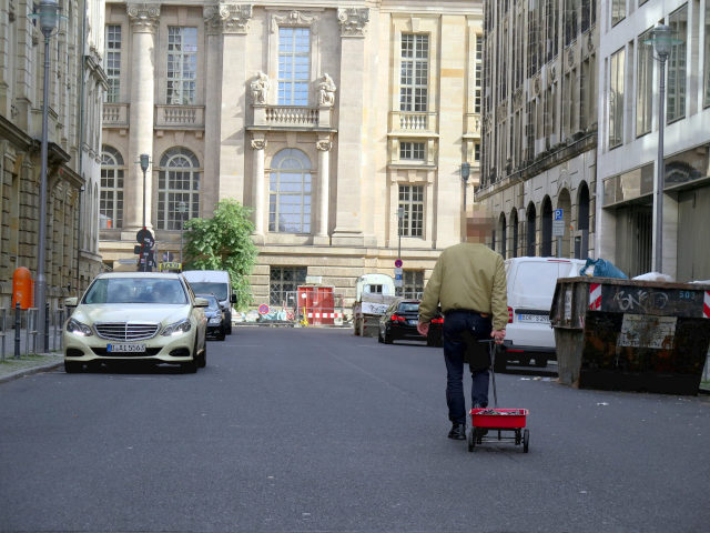 Simon Weckert créant un embouteillage sur Google Maps en tirant 99 smartphones dans un petit chariot